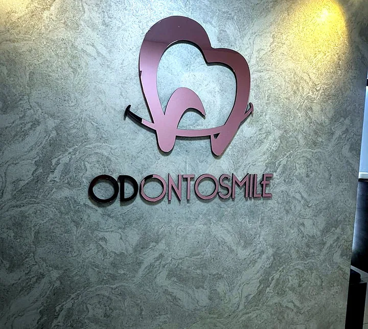 Pared principal con logo de OdontoSmile en el consultorio