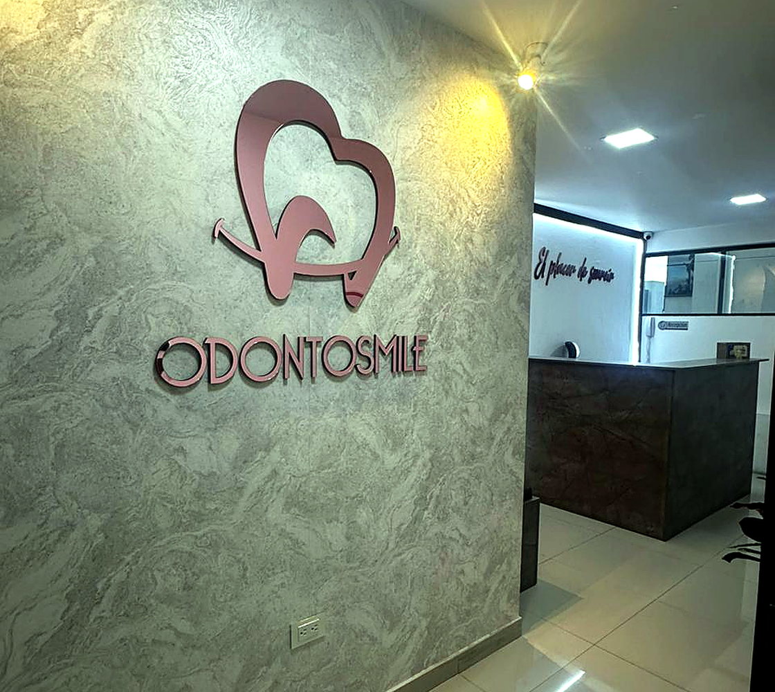 Entrada de OdontoSmile con logo y área de recepción