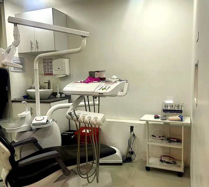 Unidad odontológica equipada para atención clínica